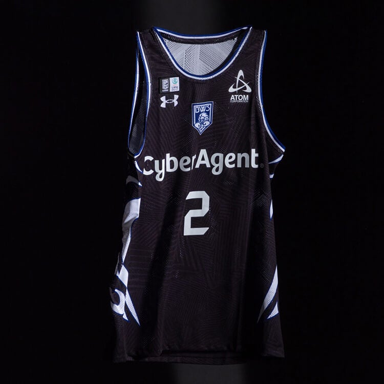 3rd UNIFOREMid-Nightを着用