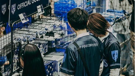 充実したグッツコーナーの様子